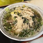 大空食堂 - 奄美大島の郷土料理｢鶏飯｣は、鶏肉、錦糸卵、椎茸、海苔、ネギなどの具材を白飯の上にのせ鶏ガラでとったスープをかけて、お茶漬けのようにいただきます。