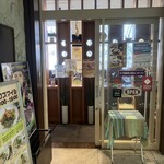 バンコクスマイル - 外見はごく普通のお店。なぜかパリピ孔明の宣伝ポスターが。タイでウケてるんでしょうか？