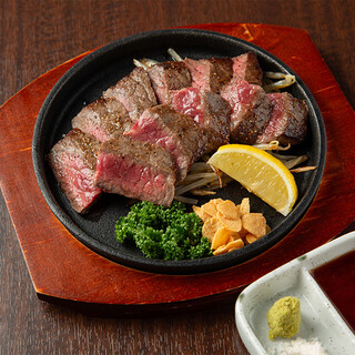 Delicious Meat Dishes prepared on an iron plate at reasonable prices♪