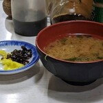 グリルキムラ - 味噌汁と香の物