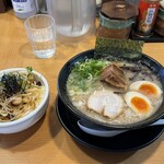 Kyuushuu Ra-Men Gakkin - 学金ラーメン 醤油 980円。ねぎチャー丼 400円