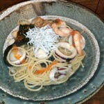 PASTAわざや - 海鮮いっぱい「海の幸（貝柱、ホタテ、エビ、イカ、シラス、ワカメ、とびっ子）（醤油ベース）」