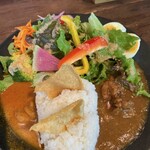 TOKYO CLASSIC CAMP CAFE - カレー2種類(左：エビ、右：チキン)