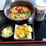 ゆで太郎 人形町2丁目店 - 食券番号を呼ばれて配膳口へ♬「季節のかき揚げそば」＆「アサヒスーパードライ缶ビール」着盆＼(^o^)／