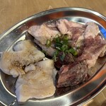 Oosaka Yakiniku Horumon Futago - お肉はタンからのふたご盛り　　ホソ塩、あご肉、ヒレだったかな。どれも1切れずつ