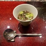 銀座鉄板焼き 肉一凛宮 - 烏骨鶏卵と緑アスパラ、丹波大粒しめじのスープ