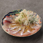 平竹莢魚的芝麻刺身使用豐後水道佐伯市芝麻醬