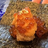 鮨 四 - 雲丹とこぼれイクラの手巻き