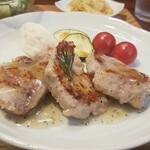 キッチン ブルー グローブ - 正面から、肉厚で一番左が大きいです