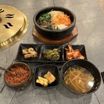 ラオン 焼肉 - 石焼ピビンパ、パンチャン、スープ