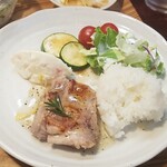 キッチン ブルー グローブ - 再びご飯、サラダを乗せて