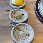 Sumibiyakiniku Nikuno Takumi Hiuchi - 塩焼肉の味付けら塩、山葵、レモン
