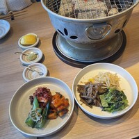 炭火焼肉 肉の匠 ひうち - キムチ、ナムル盛り合わせ