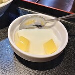 Fukuda Taishuusakaba - 「生姜焼き定食」の杏仁豆腐のアップ…