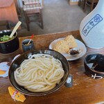 ざいごうどん 本家 わら家 - つけ出汁の徳利と薬味が先に来て
            しばらくしてから、うどんが来る