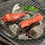 炭火焼肉 まる - カンテキに乗せて焼きます。