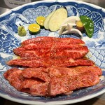 炭火焼肉 まる - 特選ロースと神戸ビーフ特上カルビ