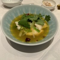 四川豆花飯荘 東京店 - 旬の鮮魚の麻辣オイルかけ