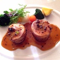 ミクニナゴヤ - 鶏もも肉のフォアグラ、デュクセル詰め バロティーヌ仕立て マデラソース 季節の温野菜添え