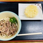 山下うどん - 「肉ぶっかけ 小 ひやあつ」550円税込み♫、「玉ねぎの天ぷら」120円税込み♫