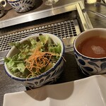 Yokohama Yakiniku Kintan - 本日のスープはミネストローネ、サラダのドレッシングはりんご。りんごと言っても甘くなく、さっぱり。