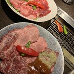 Yokohama Yakiniku Kintan - 手前が熟成KINTAN PRIM牛タンセット3790円。向こうのお皿が牛肉寿司2種&焼肉4種セット3280円(牛肉寿司2貫は写真撮り忘れ)。
