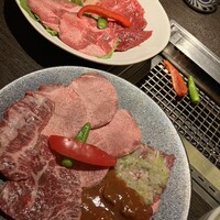 横浜焼肉kintan - 手前が熟成KINTAN PRIM牛タンセット3790円。向こうのお皿が牛肉寿司2種&焼肉4種セット3280円(牛肉寿司2貫は写真撮り忘れ)。 横浜焼肉kintan - 手前が熟成KINTAN PRIM牛タンセット3790円。向こうのお皿が牛肉寿司2種&焼肉4種セット3280円(牛肉寿司2貫は写真撮り忘れ)。