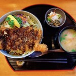 とんかつ亭 わた美 - 漬物と味噌汁が付きます。