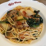 ジョリーパスタ - 牛肉とポテトのピリ辛トマト・ソースのスパゲッティ。