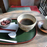 小万茶屋 - 小豆とｺｰﾋｰ。ｺｰﾋｰの容器がまたｽﾃｷ♪