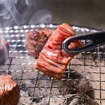 焼肉 羽果 - ハラミ焼きシーン