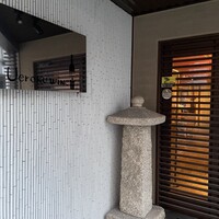 上六ワイン - 外観　左手にウエロクワインとあります　上本町6丁目だからかな？