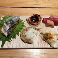 上六ワイン - 前菜盛り合わせ右上蓮根と大根のピクルスアリオリソースのポテトサラダワカサギのフリット　鮟肝のキャラメリゼ