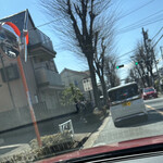 るぽ - るぼ　もう行列です　（前の車　軽自動車なのですが、今の軽自動車って、かなりBOX〜大きいですねっ！）byまみこまみこ