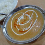 クイーンガーデン - シーフード950円(税込)辛口
      海鮮では初体験のココナッツミルクタイプ！
      バターチキン的な甘味も感じるけど、甘味辛味ココナッツの風味等が調和していて、この味どうも癖になる(⁠~⁠‾⁠▿⁠‾⁠)⁠~