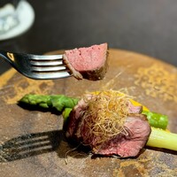 十皿 - 燻製河内鴨とアスパラ 卵黄ソース