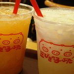 三びきの子ぶた - 左　モモのジュース。右　幸水（梨）のジュース