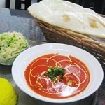 バターチキンカレー、ナン、サフランライスのセット