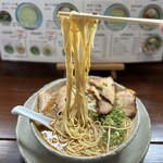 らぁめん 風や - 麺はストレート麺。喉越しのいい麺。替え玉されているお客さんも多かった。