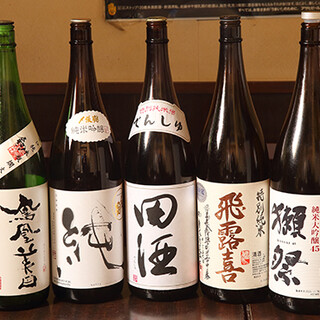 日本酒は常時約20種類、焼酎は10種類の豊富なラインナップ