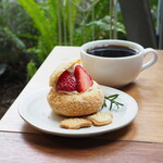 Pati COFFEE&PLANTS - Strawberry cream puff（680円） Drip Coffee（500円） Pati cookies（100円）