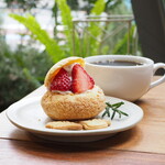 Pati COFFEE&PLANTS - Strawberry cream puff（680円） Drip Coffee（500円） Pati cookies（100円）