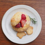 Pati COFFEE&PLANTS - Strawberry cream puff（680円） Pati cookies（100円）