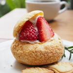 Pati COFFEE&PLANTS - Strawberry cream puff（680円） Drip Coffee（500円） Pati cookies（100円）