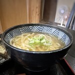 うどん兎屋 - ＊汁はいいお出しを感じますけれど、少し塩が強いかしら。ただ私が塩気に敏感なせいもあるかもしれません。