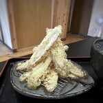 うどん兎屋 - ＊ごぼう天は大きめで量もあり、別添えなのも嬉しい。