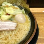 横浜家系ラーメン でら家 - 味玉ラーメン＋キャベツ