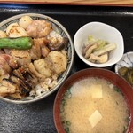 Torikan - 炭火焼鳥丼@900円
