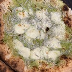ピッツェリア カローレ - しらすのピッツァブロッコリーのソース
