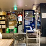 麺処 湊生 - 半地下の入り口と券売機。